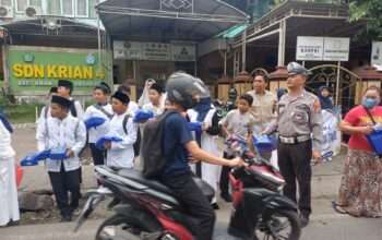 Polsek Krian Amankan Kegiatan Berbagi Takjil SDN 4 Krian