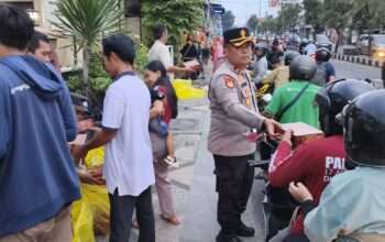 Kapolsek Gedangan Bagikan 100 Takjil ke Masyarakat