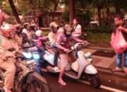 Team DJ Cindi Aurora Official Bertabur Kebaikan Bagi 300 Takjil Saat Menjelang Buka Puasa di Depan Polda