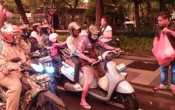 Team DJ Cindi Aurora Official Bertabur Kebaikan Bagi 300 Takjil Saat Menjelang Buka Puasa di Depan Polda