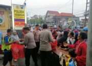 Polsek Gedangan Bagikan Takjil ke Masyarakat dan Pengendara