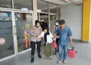 Polwan Polresta Sidoarjo Bantu Lansia Naik Bus di Terminal Purabaya Saat Arus Mudik