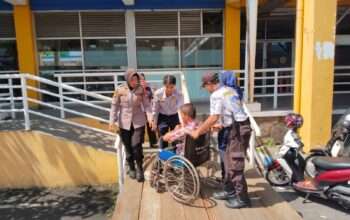 Arus Balik Lebaran, Polwan Polresta Sidoarjo Bantu Disabilitas Naik Bus di Terminal Purabaya