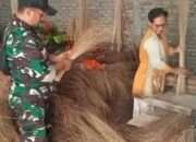 Babinsa Balongpanggang Dorong Kemajuan UMKM Sapu Lidi di Desa Pacuh