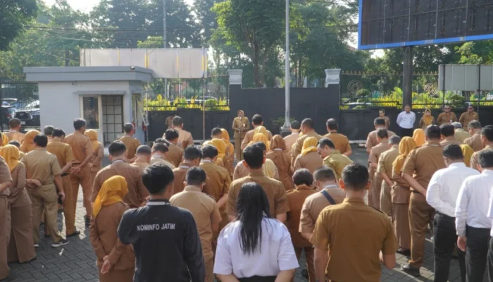 Apresiasi Kinerja Pegawai, Diskominfo Jatim Serahkan Best EOM Januari-Februari