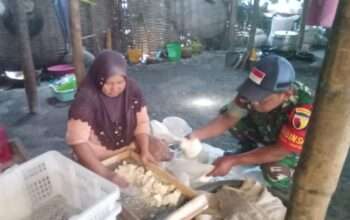 Babinsa Balongpanggang Komsos dengan Pengusaha Tempe, Dorong Pengembangan UMKM Desa Banjar Agung