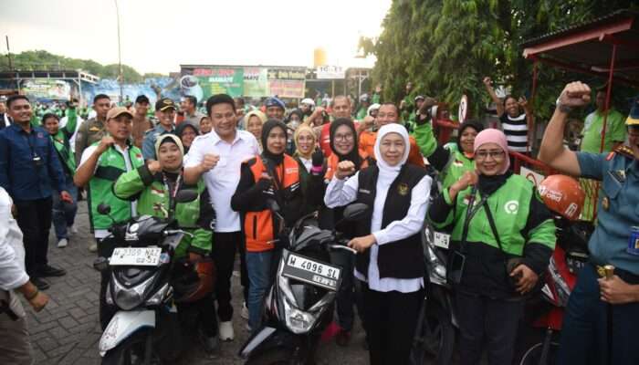 Bupati Sidoarjo Dampingi Gubernur Jatim Bagikan BBM Gratis dan Tinjau Pasar Murah