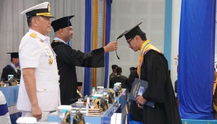 UHT Kukuhkan 591 Wisudawan, Wakasal : Saatnya SDM Maritim Indonesia Mendunia
