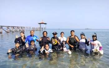 Peduli Laut Indonesia, Mahasiswa UHT Tanam Terumbu Karang dan Edukasi Pesisir Situbondo