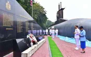 Pangkoarmada II Pimpin Upacara Hari Bhakti Hiu Kencana 2026 di Monumen Nanggala-402