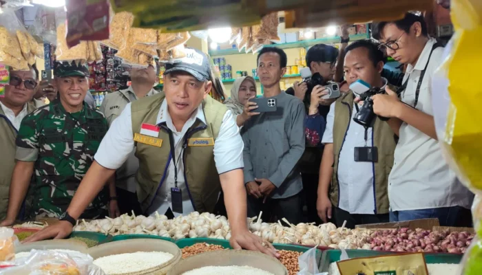 Stok Beras Nasional Cetak Rekor 4,4 Juta Ton, Dirut Bulog Sidak Harga di Pasar Wonokromo